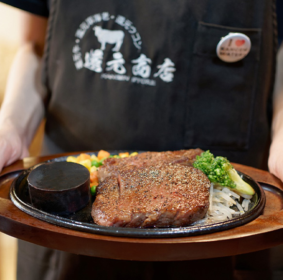 Chef displaying a cooked Kangen wagyu steak